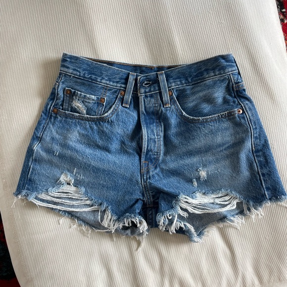 Levis 501 Shorts - Picture 2 of 4